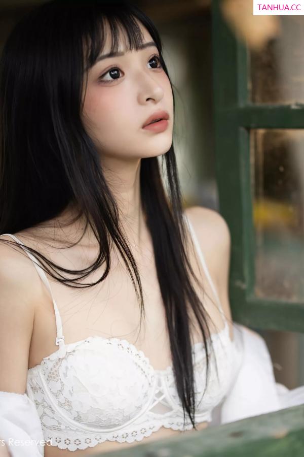   [XiuRen]高清写真图 2025.04.29 No.10215 茂木希子 性感红裙第32张图片